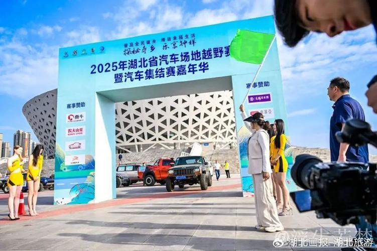湖北钟祥上演汽车场地越野赛精彩对决 湖北钟祥上演汽车场地越野赛精彩对决